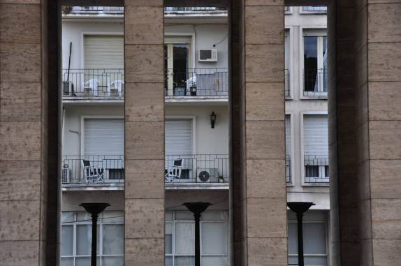 Prédio de apartamentos ao lado do  Monumento Nacional da Bandeira, em Rosário, na Argentina